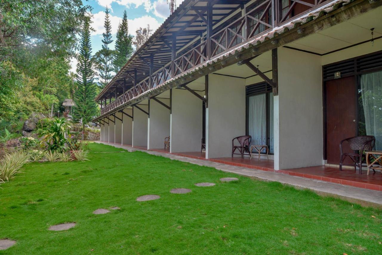 Silintong Hotel Ambarita Exterior foto
