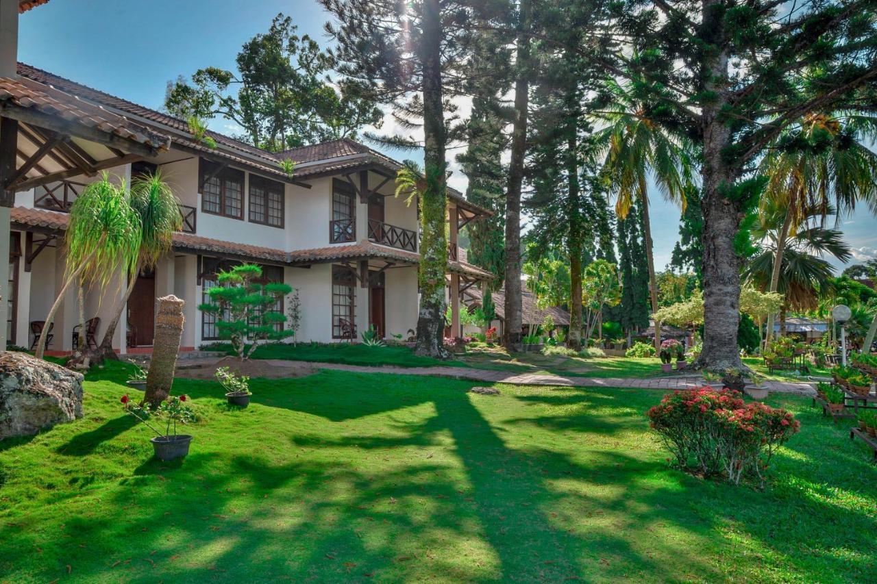 Silintong Hotel Ambarita Exterior foto