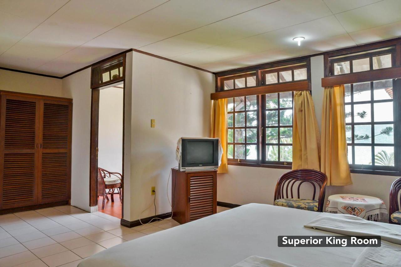 Silintong Hotel Ambarita Exterior foto