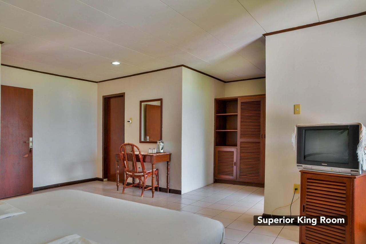 Silintong Hotel Ambarita Exterior foto