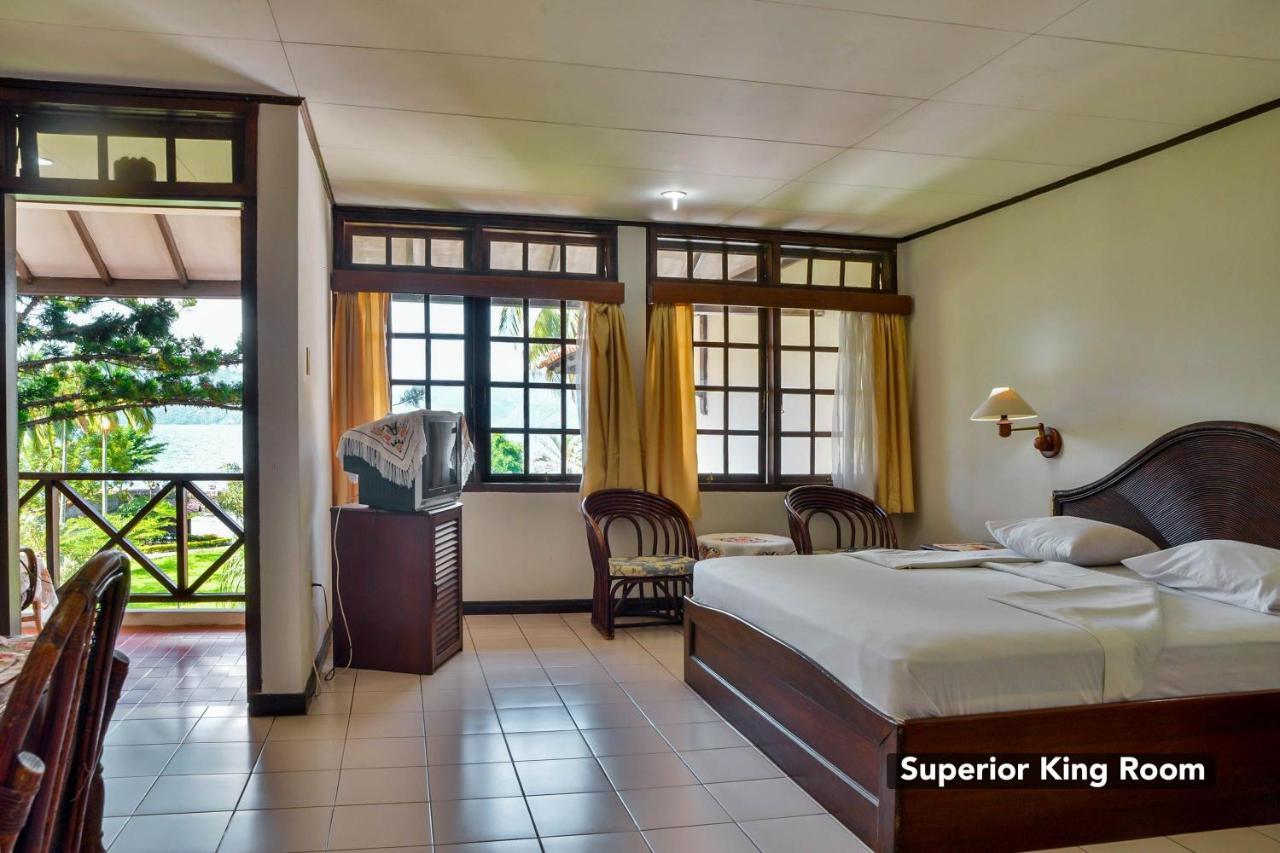 Silintong Hotel Ambarita Exterior foto