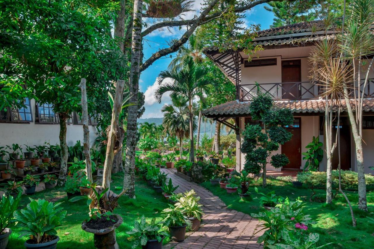 Silintong Hotel Ambarita Exterior foto