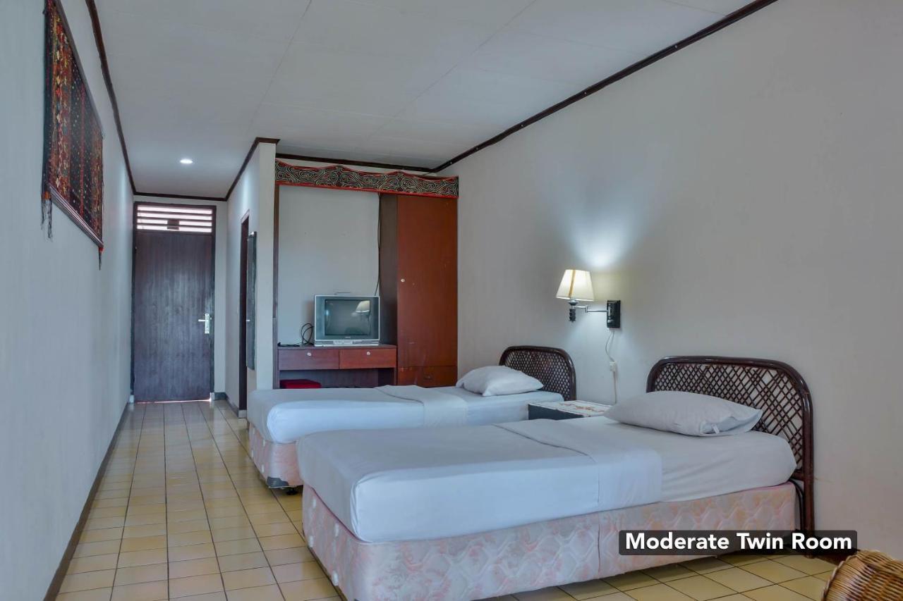 Silintong Hotel Ambarita Exterior foto