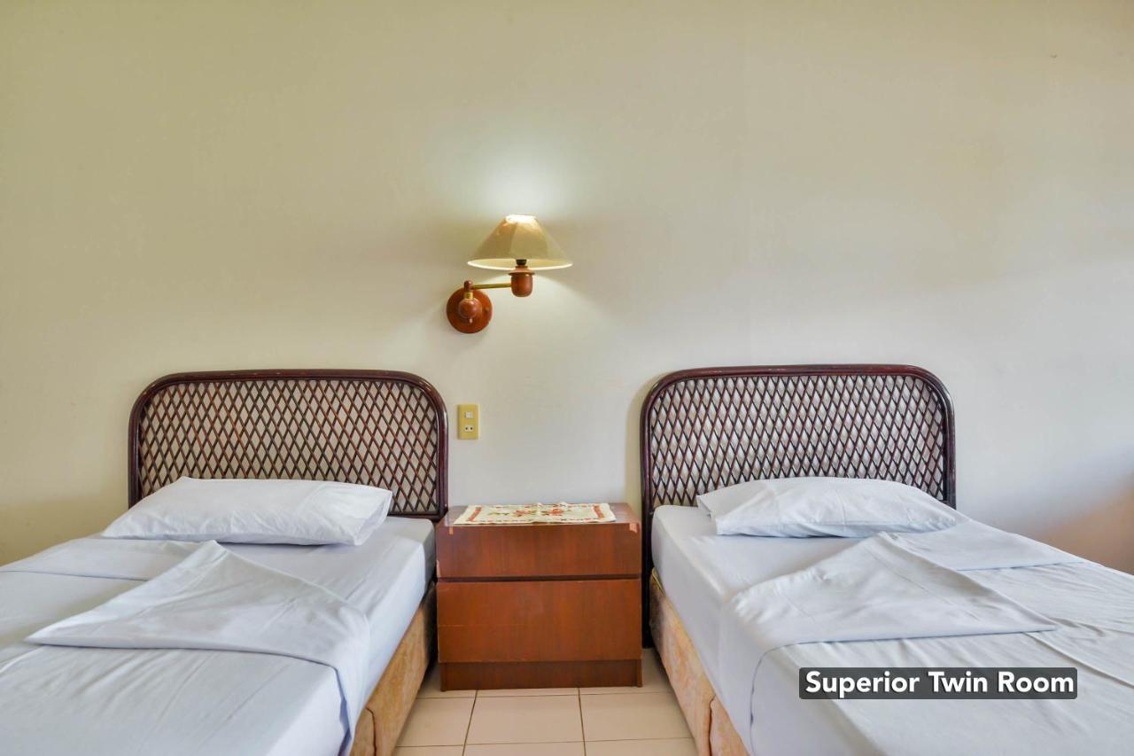 Silintong Hotel Ambarita Exterior foto